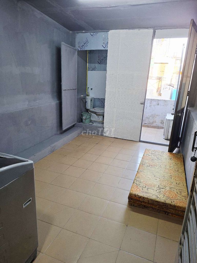 Renting the 10th district room, the fuff balcony, private toilet 3 million7.