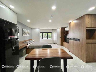 Mini building - comfortable enough - Full interior - right at the Red Bridge