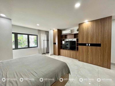 Mini building - comfortable enough - Full interior - right at the Red Bridge