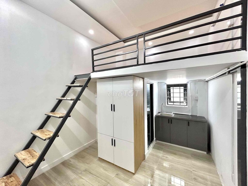 The new new built apartment 100% new balcony & District 6 window window.