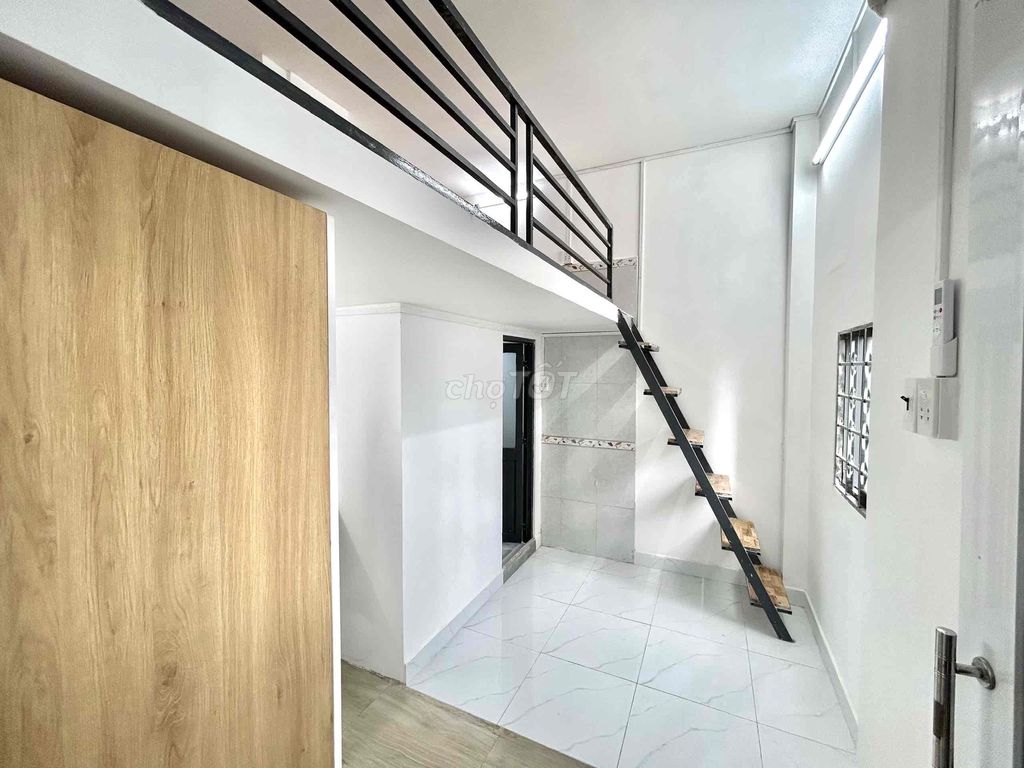 The new new built apartment 100% new balcony & District 6 window window.