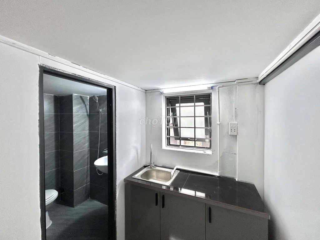 The new new built apartment 100% new balcony & District 6 window window.