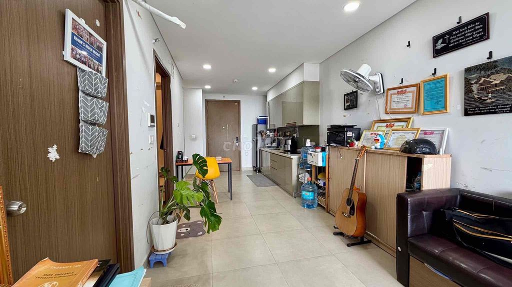 Look for women in share rooms in the same two bedroom high school apartment.
