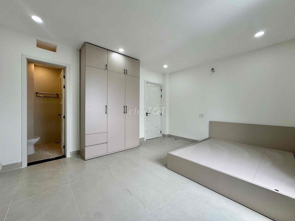 Opening the service apartment right in the market. Good-bye, good-bye.