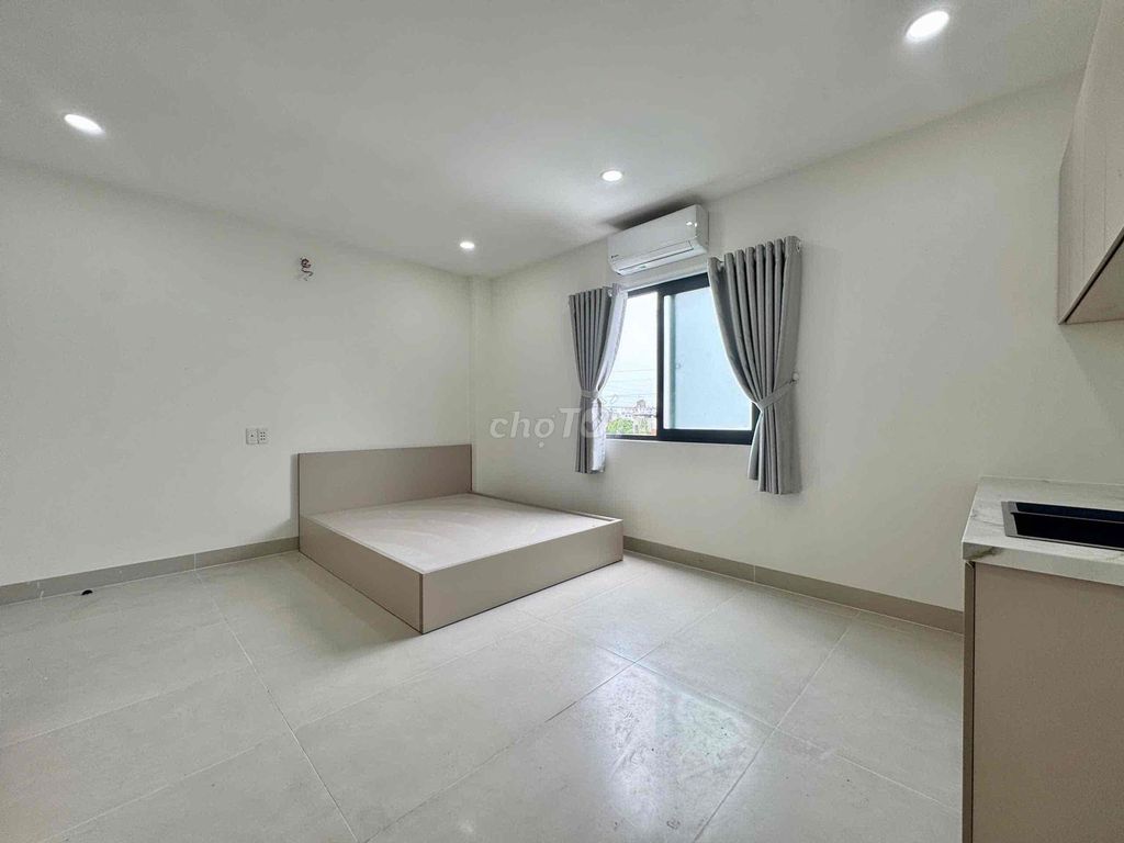 Opening the service apartment right in the market. Good-bye, good-bye.