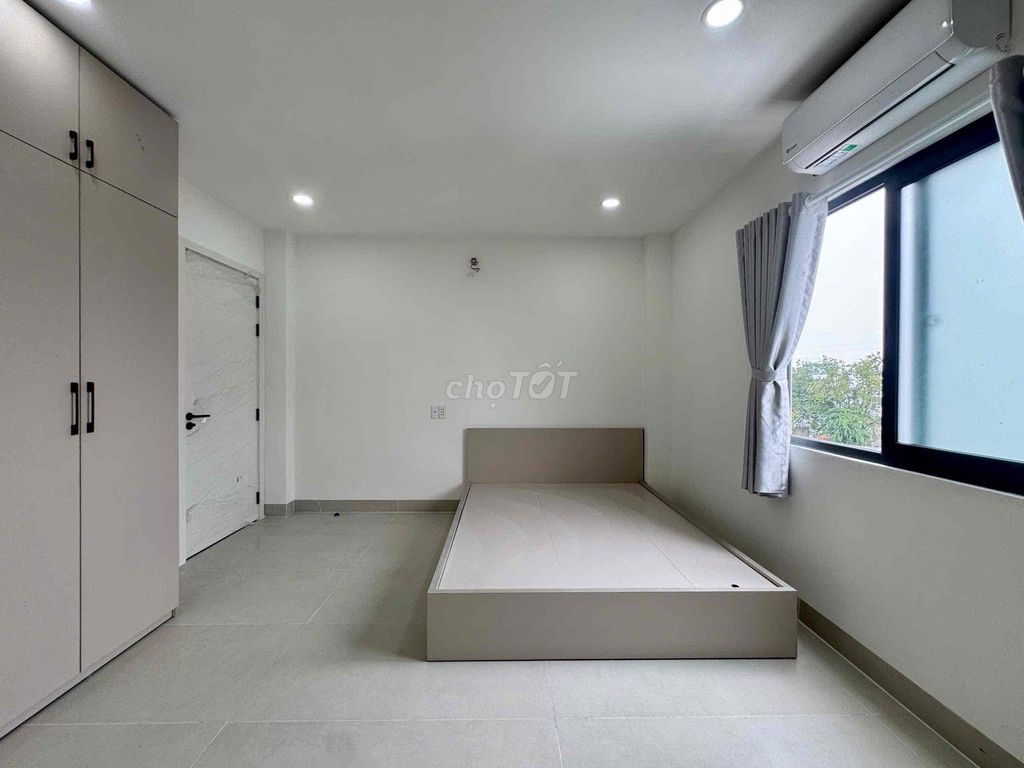Opening the service apartment right in the market. Good-bye, good-bye.