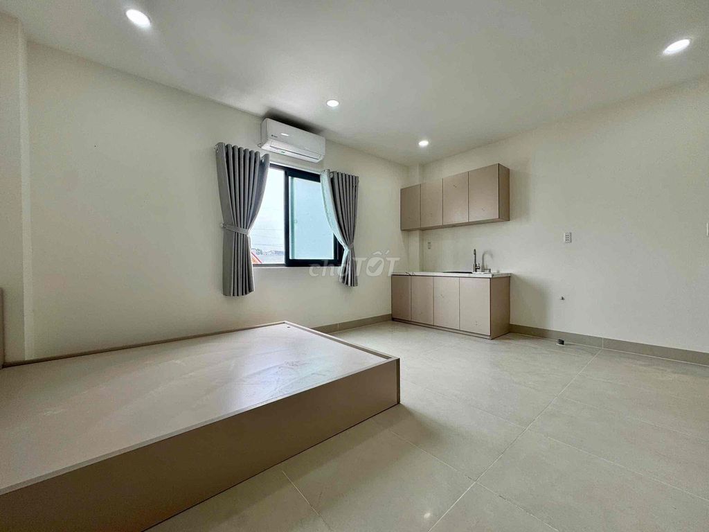 Opening the service apartment right in the market. Good-bye, good-bye.