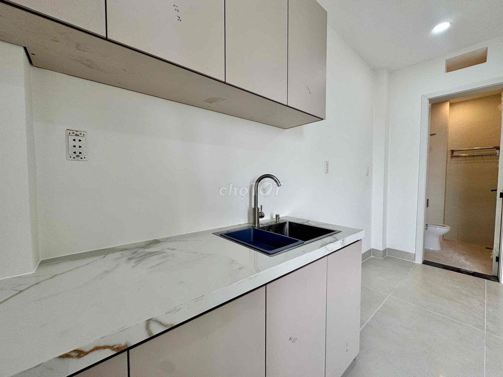 Opening the service apartment right in the market. Good-bye, good-bye.