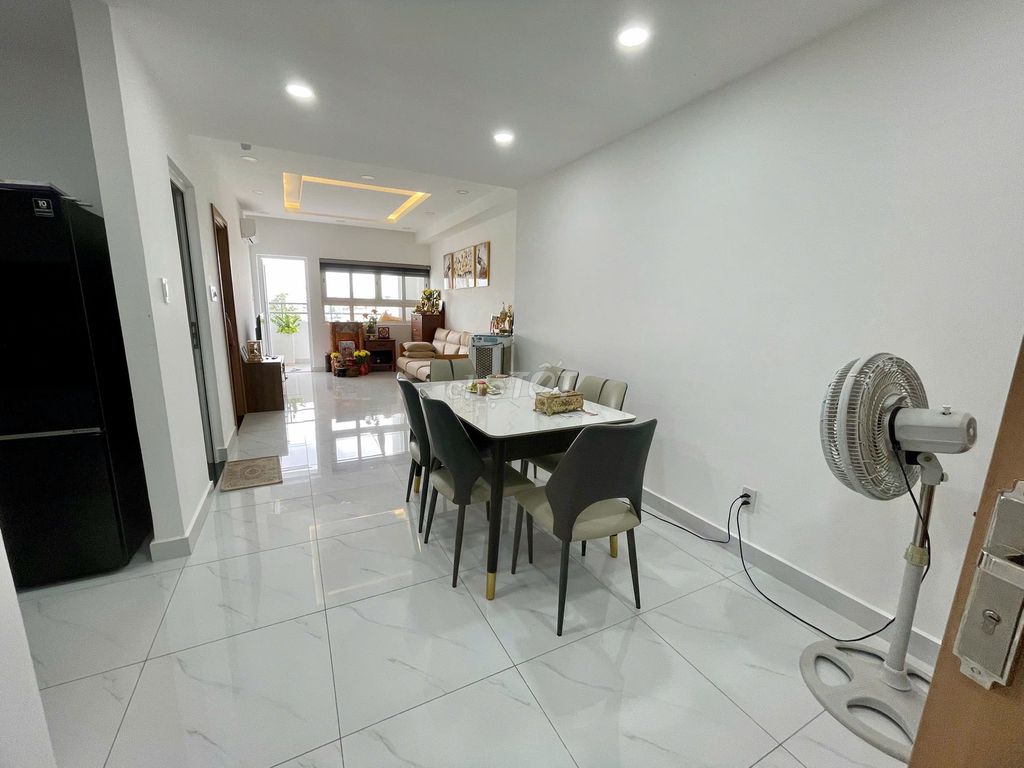 Rent Conic Boulevard - full interior
