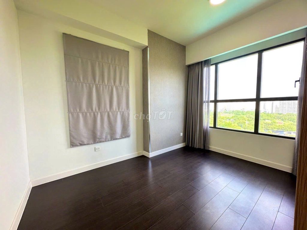 3 bedrooms cost 21 million between October empty, high-rise view.