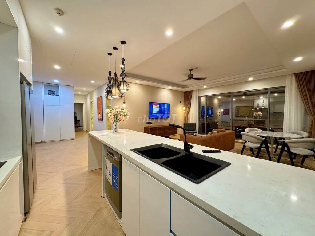 3 bedrooms cost 51 million, November empty, high-rise view of the open river.