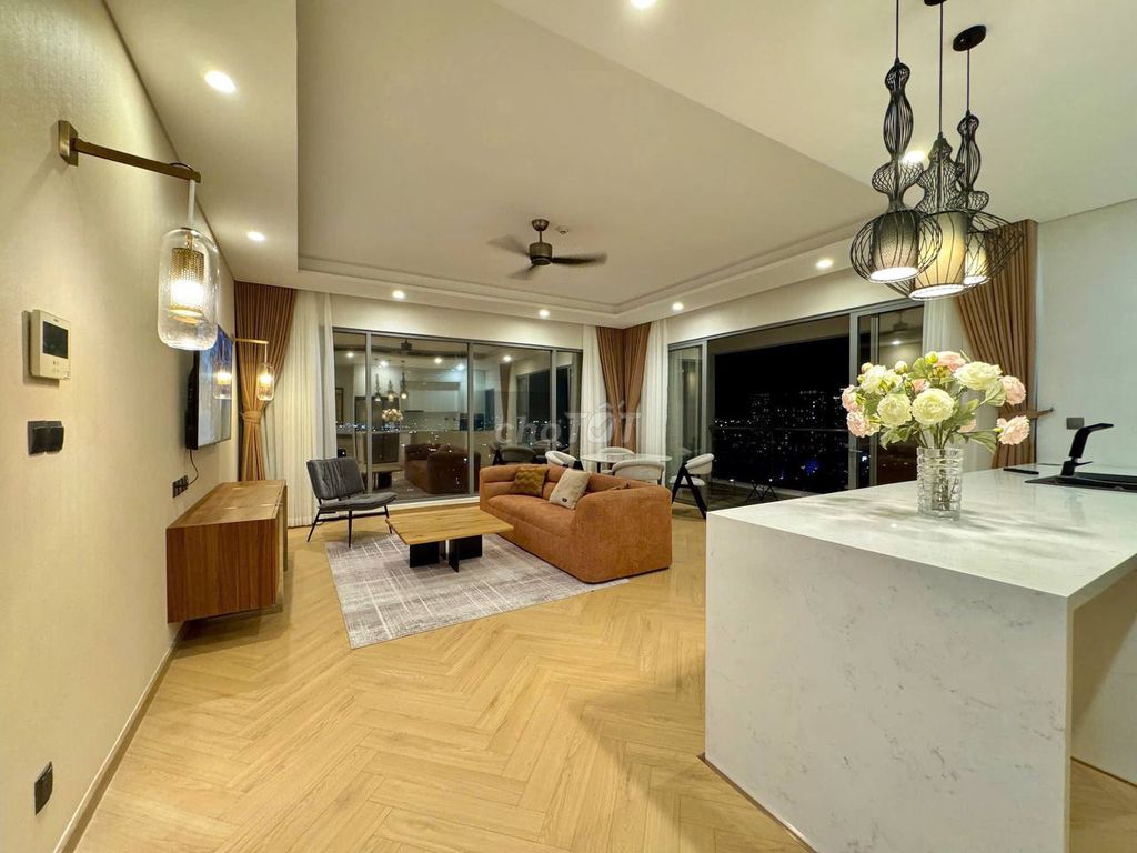 3 bedrooms cost 51 million, November empty, high-rise view of the open river.