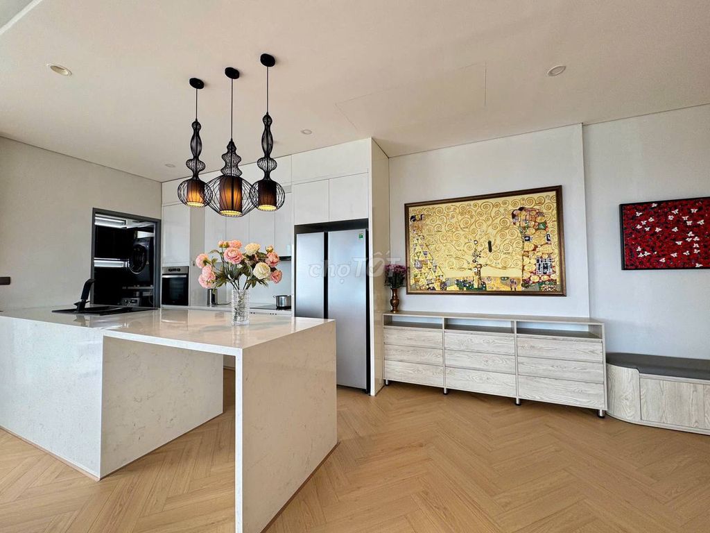 3 bedrooms cost 51 million, November empty, high-rise view of the open river.