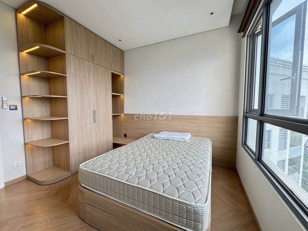 3 bedrooms cost 51 million, November empty, high-rise view of the open river.