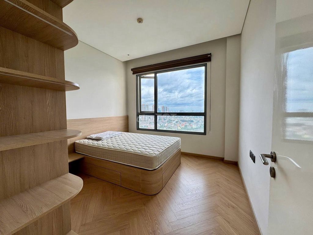 3 bedrooms cost 51 million, November empty, high-rise view of the open river.