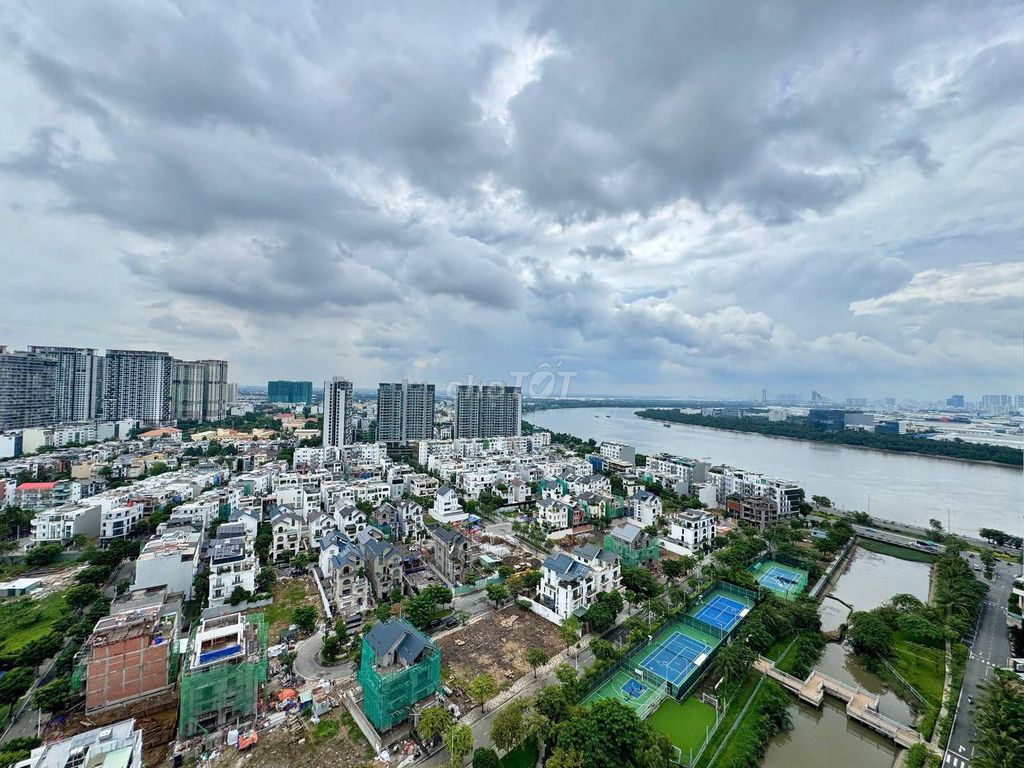 3 bedrooms cost 51 million, November empty, high-rise view of the open river.