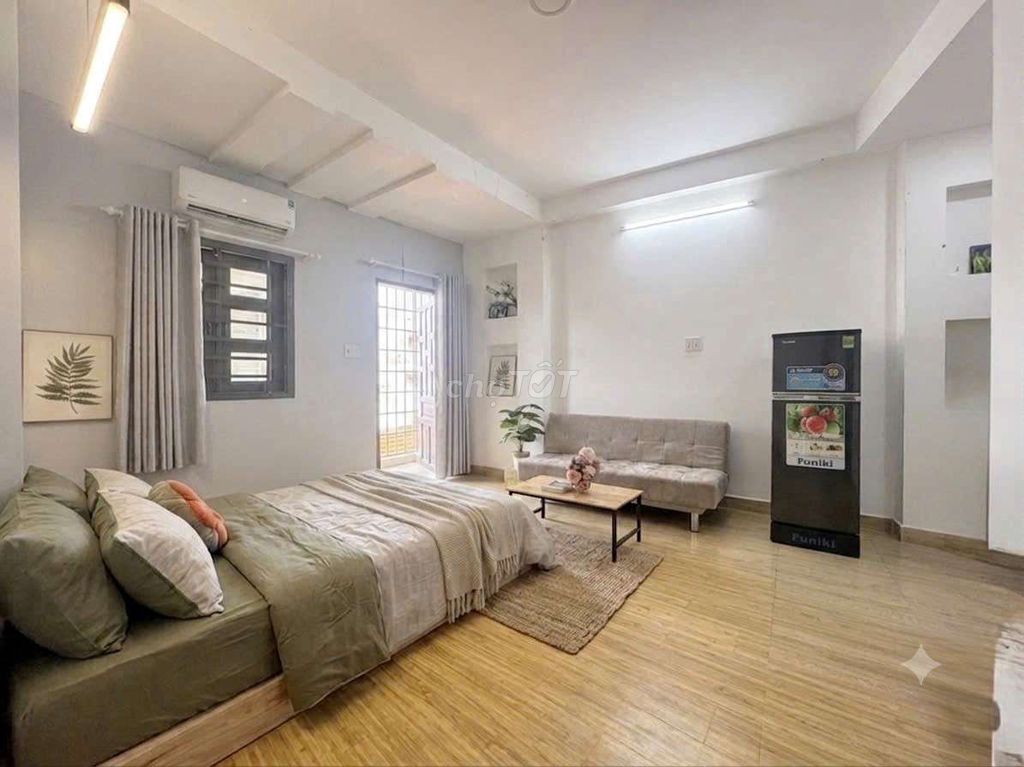 Rent the Nguyễn Văn Nghi balcony studio