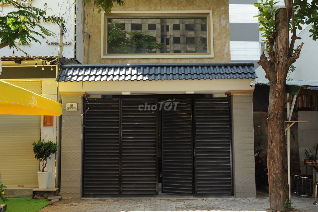 Rent the District 7-- Full interior.