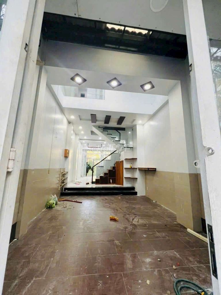 Rent a three-story Liên Phường near Global City with a four-room bathroom building.