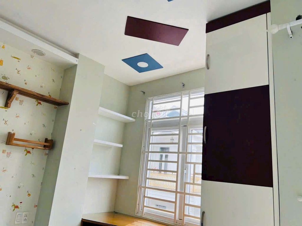 Rent a three-story Liên Phường near Global City with a four-room bathroom building.