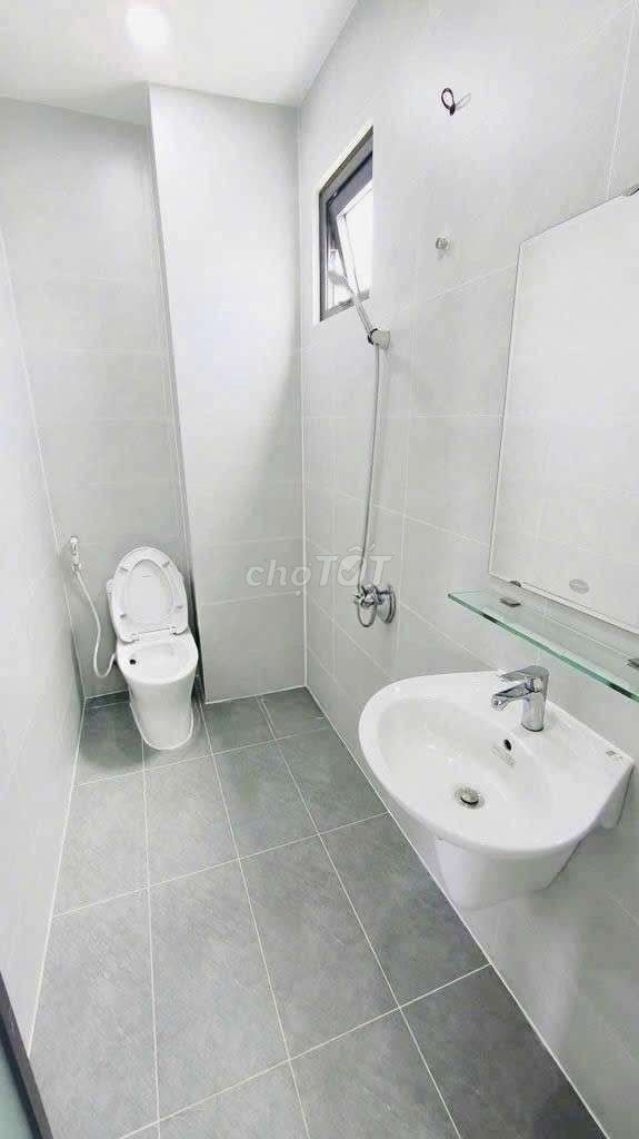 Rent a three-story Liên Phường near Global City with a four-room bathroom building.