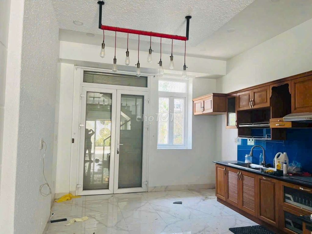 Rent a three-story Liên Phường near Global City with a four-room bathroom building.