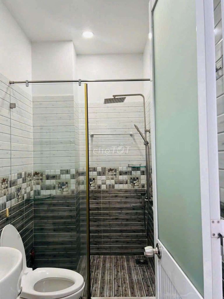 Rent a three-story Liên Phường near Global City with a four-room bathroom building.
