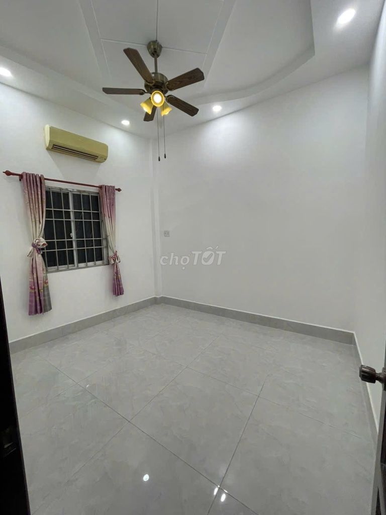 Three-story original house; near Chánh Hưng bridge; 4 bedrooms; Synchronise Action
