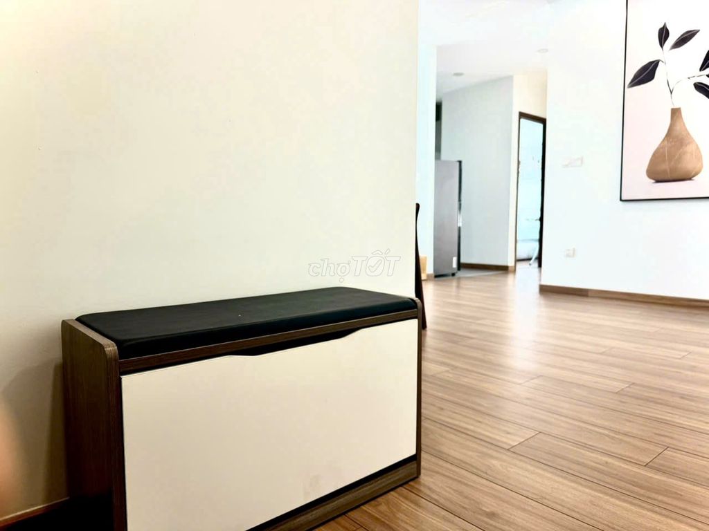 Let's rent a two-room apartment and move in now.