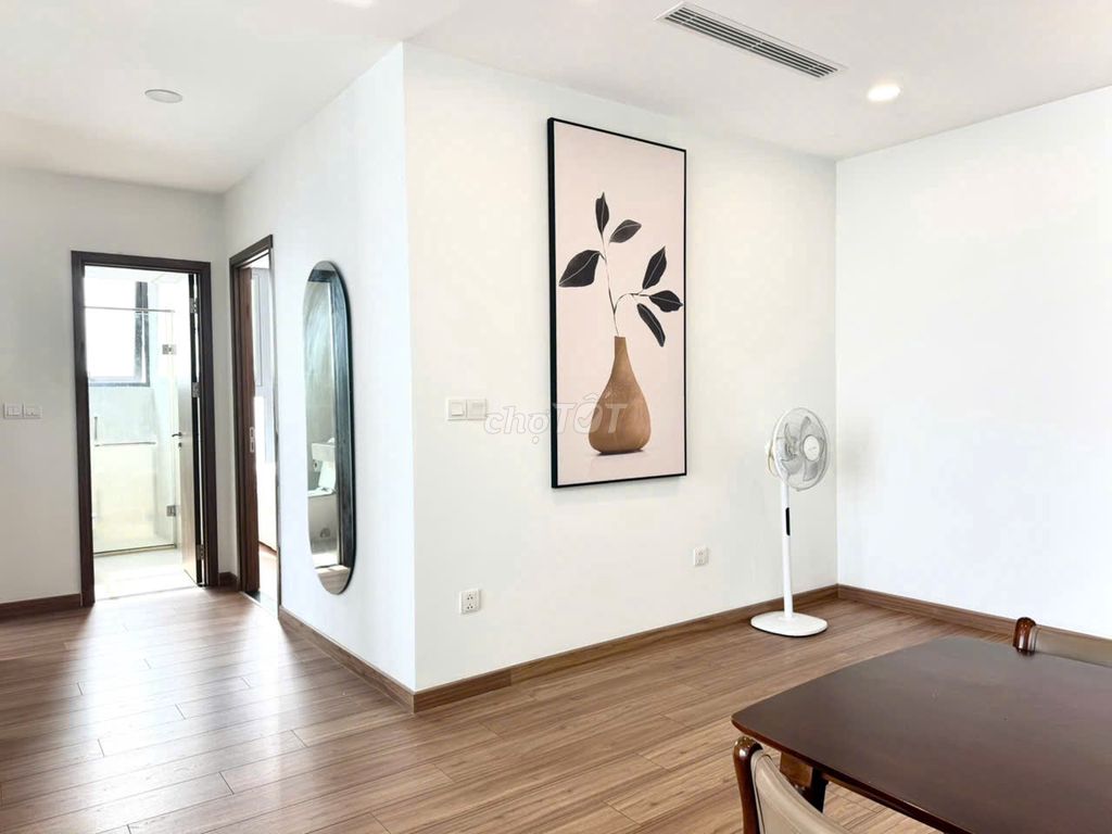 Let's rent a two-room apartment and move in now.