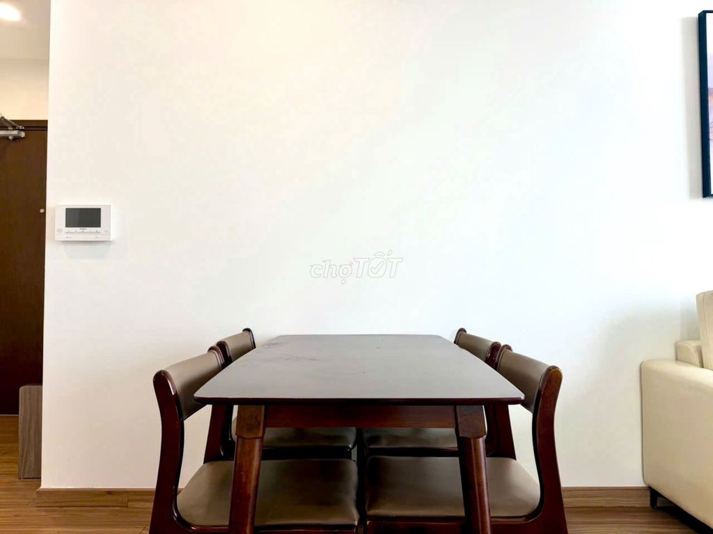 Let's rent a two-room apartment and move in now.