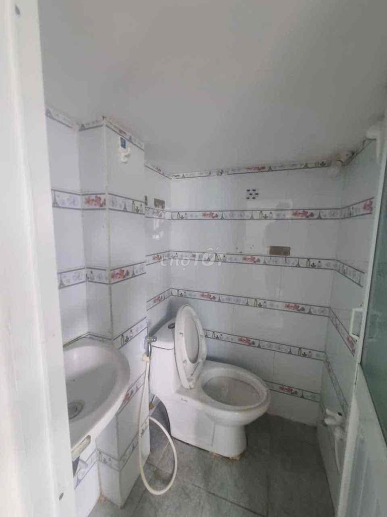 The air conditioning room is near the commercial university - the nut-cleaning machine.