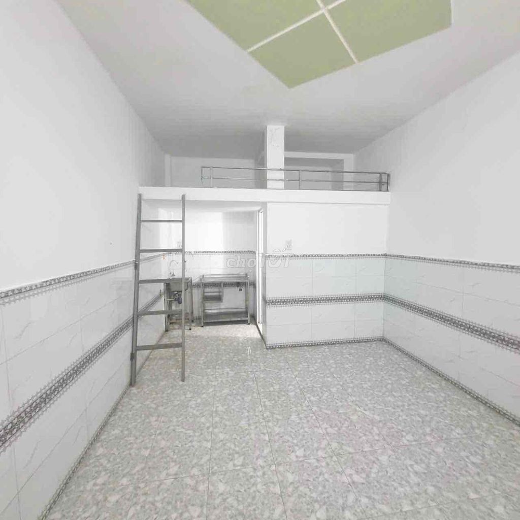 The air conditioning room is near the commercial university - the nut-cleaning machine.
