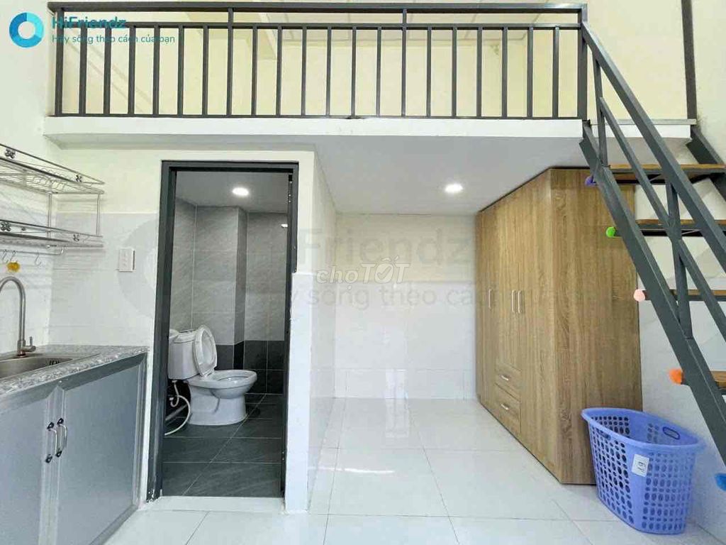 It's the owner who rents a room that's 2M room that's 30 meters wide and close to uth.