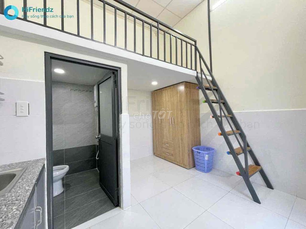 It's the owner who rents a room that's 2M room that's 30 meters wide and close to uth.