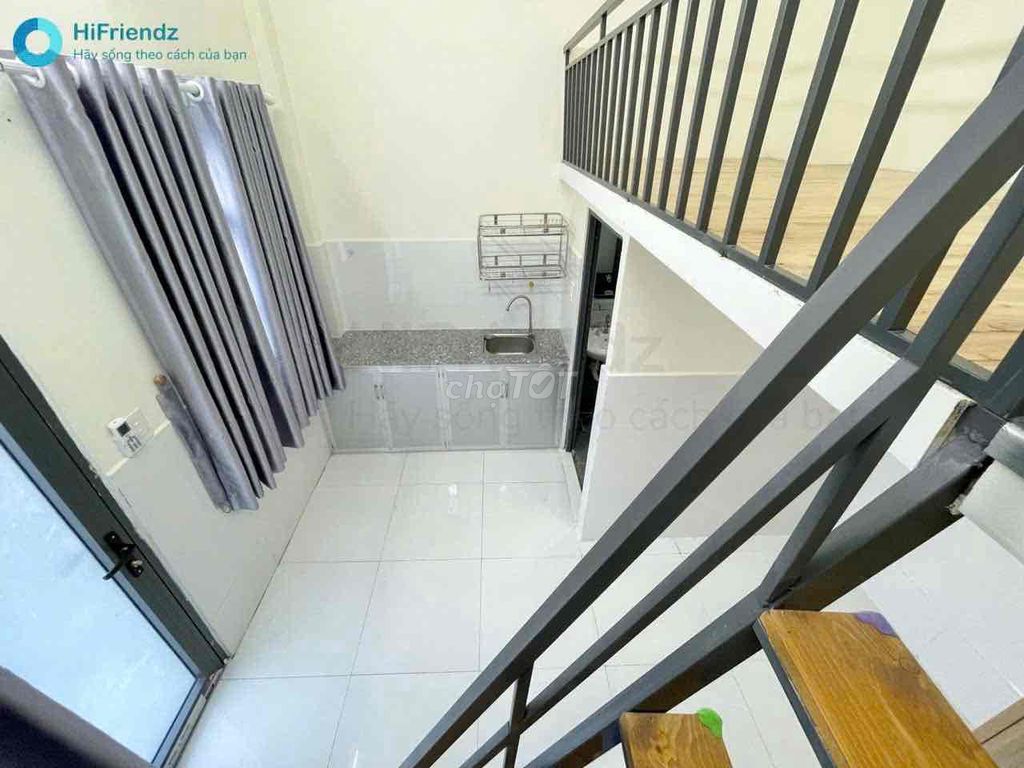 It's the owner who rents a room that's 2M room that's 30 meters wide and close to uth.