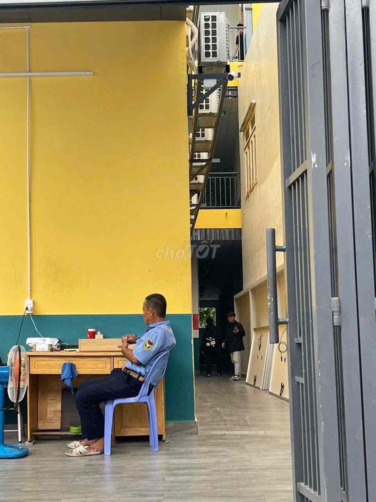 It's the owner who rents a room that's 2M room that's 30 meters wide and close to uth.