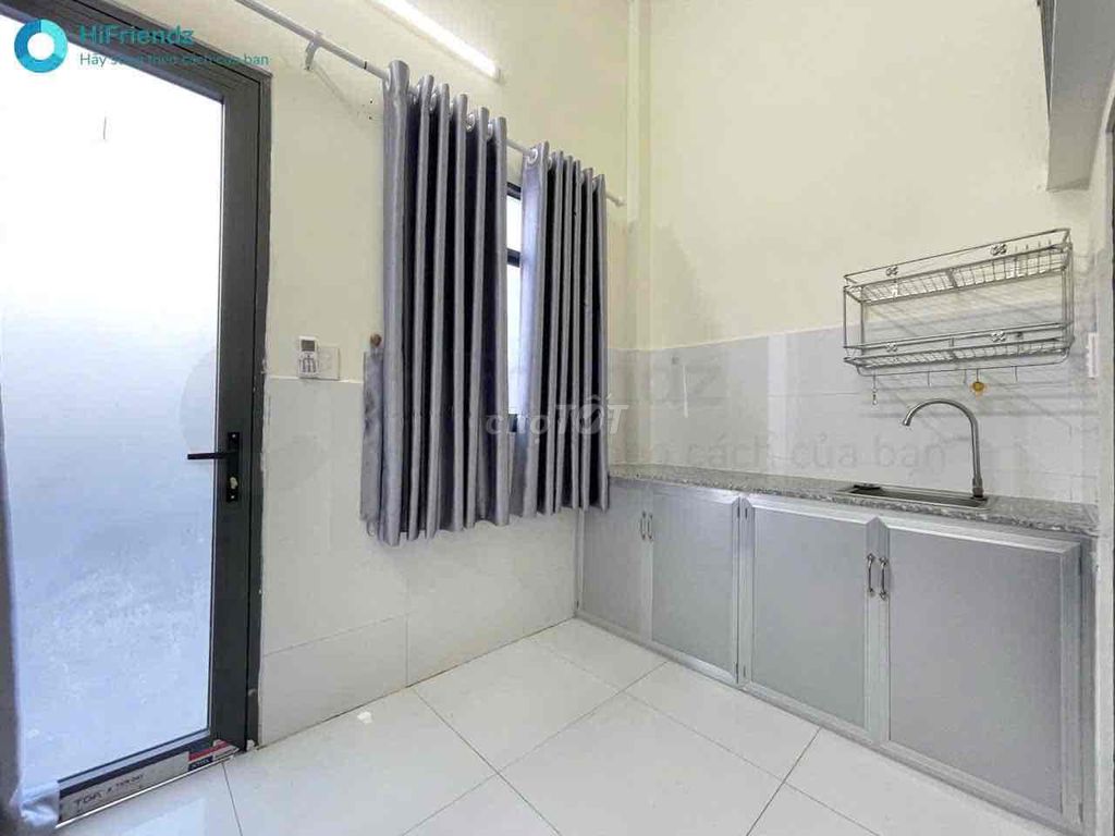 It's the owner who rents a room that's 2M room that's 30 meters wide and close to uth.