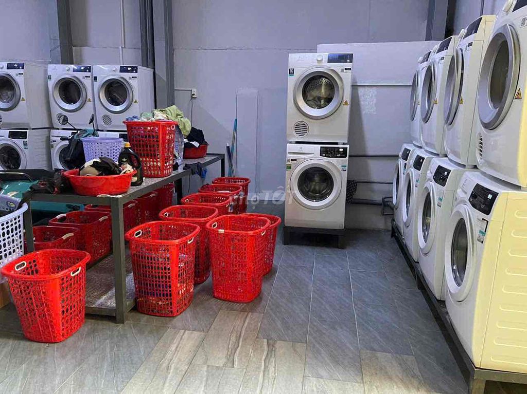 It's the owner who rents a room that's 2M room that's 30 meters wide and close to uth.