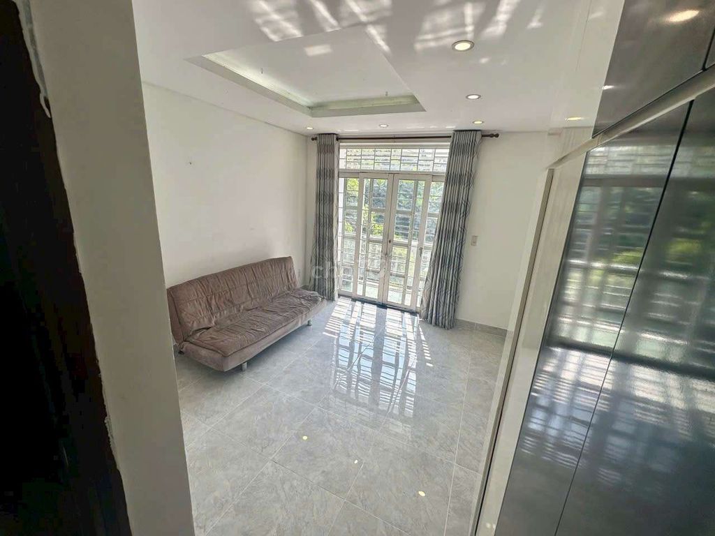 Six front rooms for business.