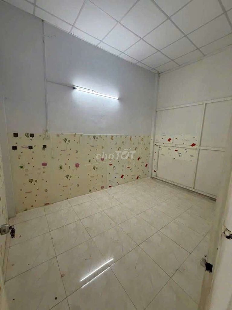 3 rooms 4 X 18 M Lý Chiêu Hoàng