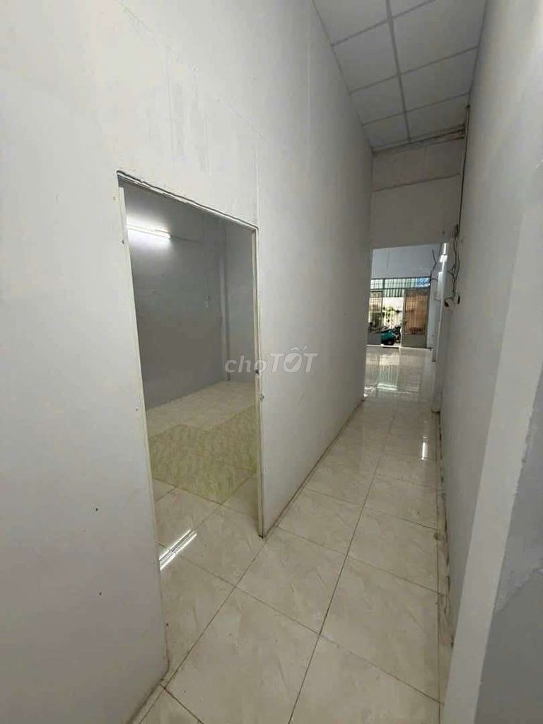 3 rooms 4 X 18 M Lý Chiêu Hoàng