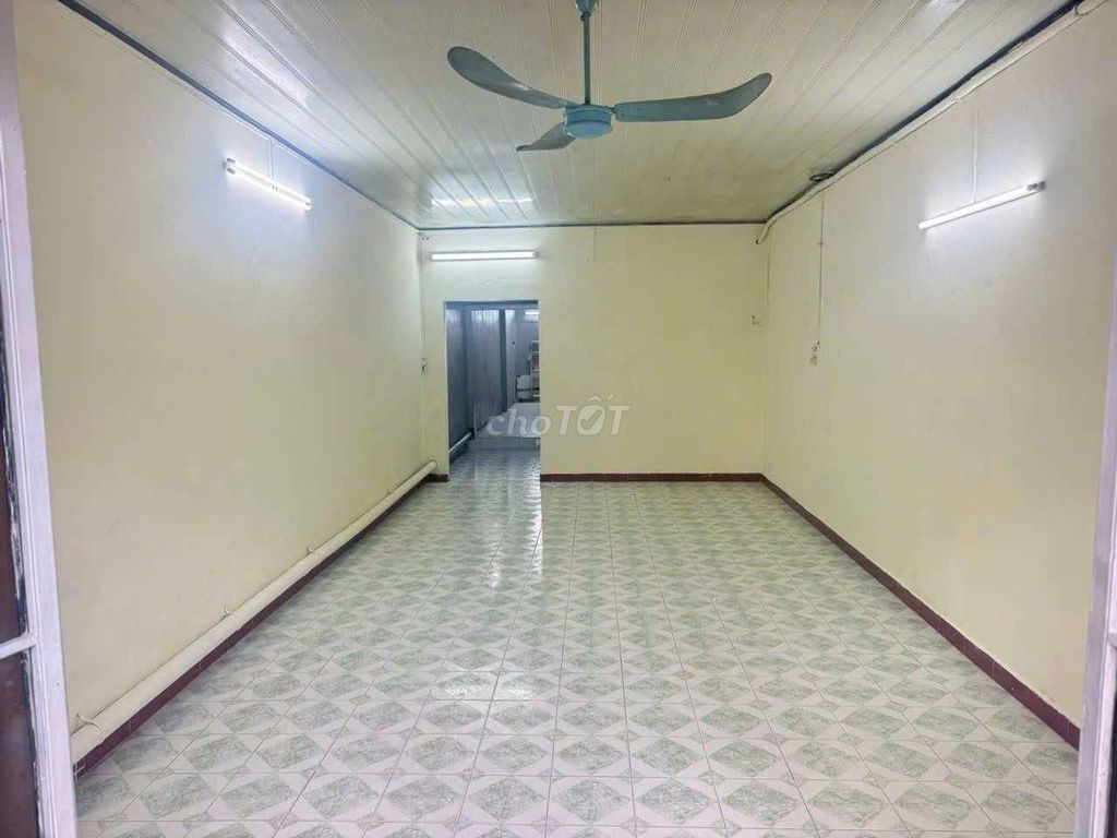 Level four, Đại Lộ 3 cash, close to the Economics. Three bedrooms. One bathroom, one chamber.