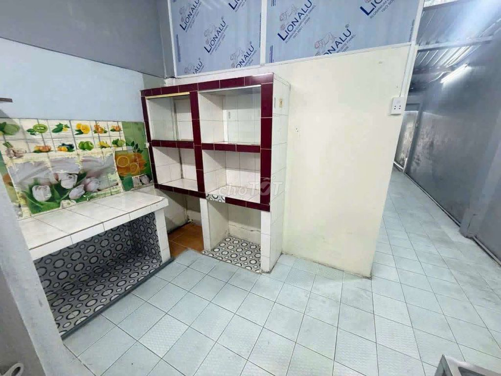 Level four, Đại Lộ 3 cash, close to the Economics. Three bedrooms. One bathroom, one chamber.
