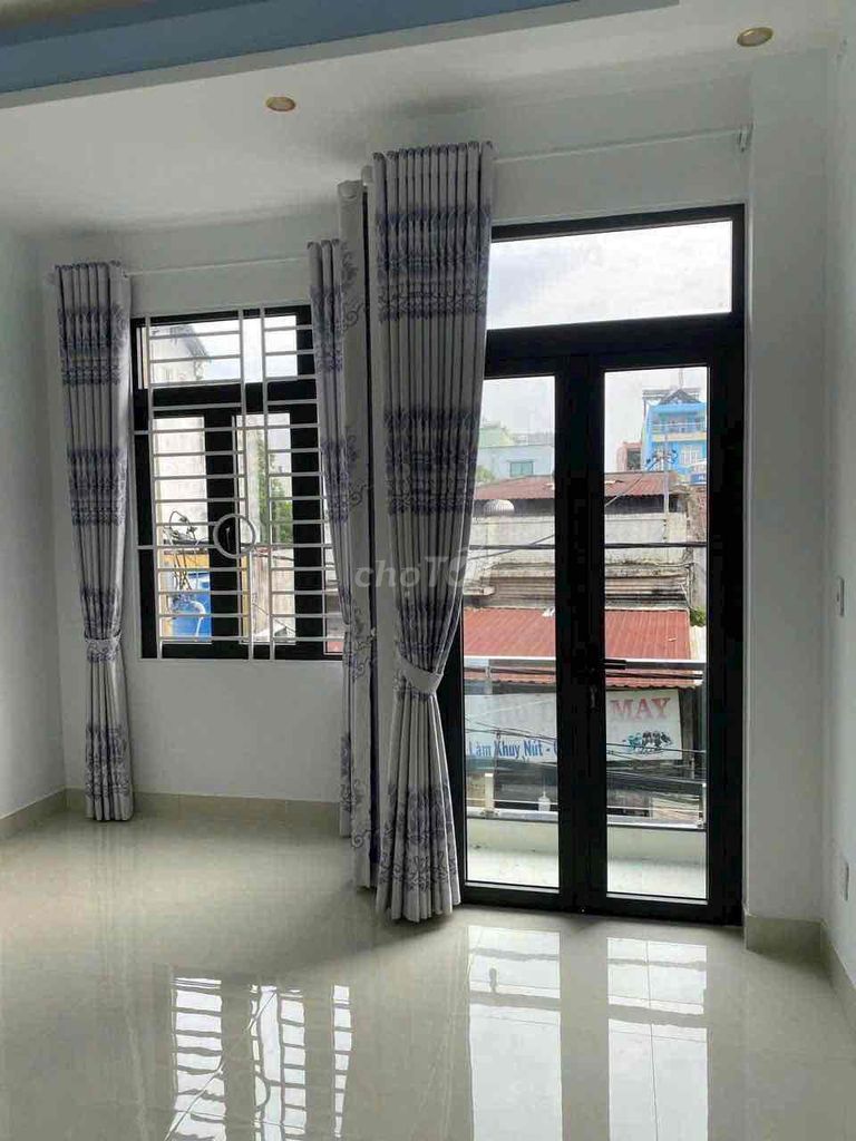 The new four-foot-four-foot-four-four-story bedroom. Four-room bathrooms with four air-cold cars available.