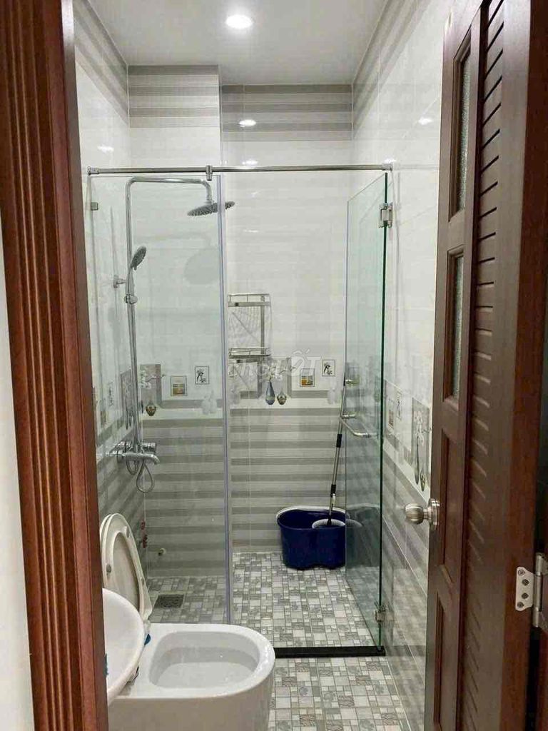 The new four-foot-four-foot-four-four-story bedroom. Four-room bathrooms with four air-cold cars available.