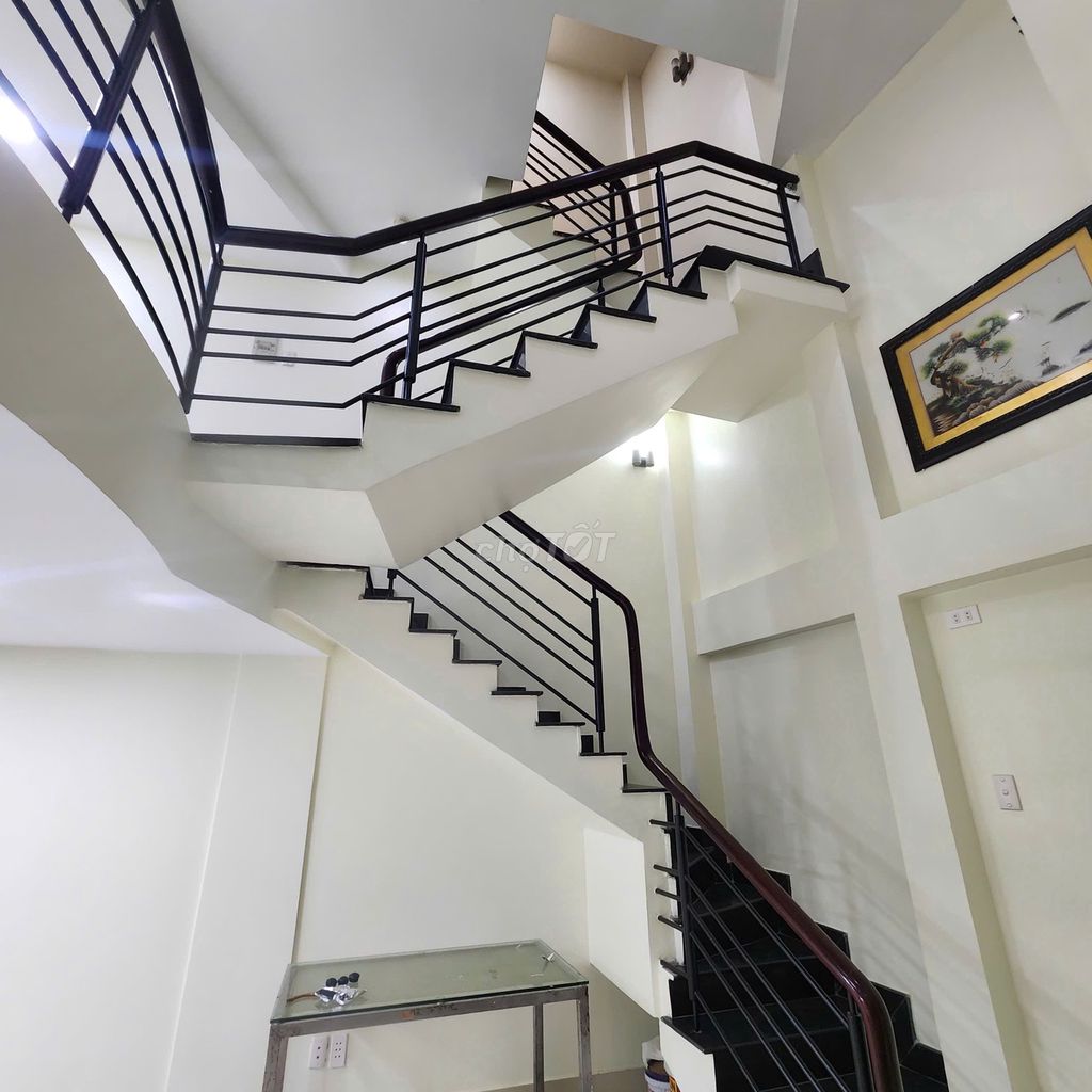 Rent a new Hòa Hảo, 4 stories, 6 meters x 10 meters, 12.5 million a month