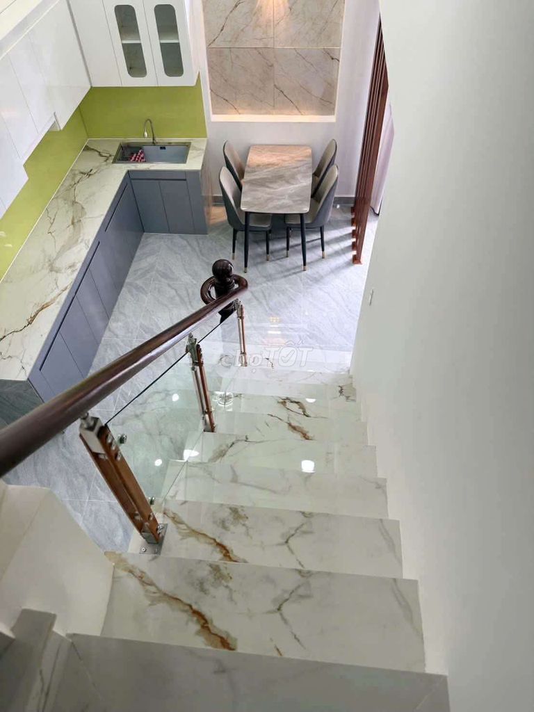 Two stories to the corner of Lucky, short-term rent, three bedrooms, two toilets, clean house.