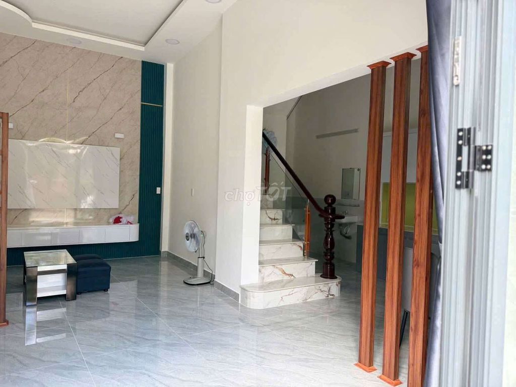 Two stories to the corner of Lucky, short-term rent, three bedrooms, two toilets, clean house.