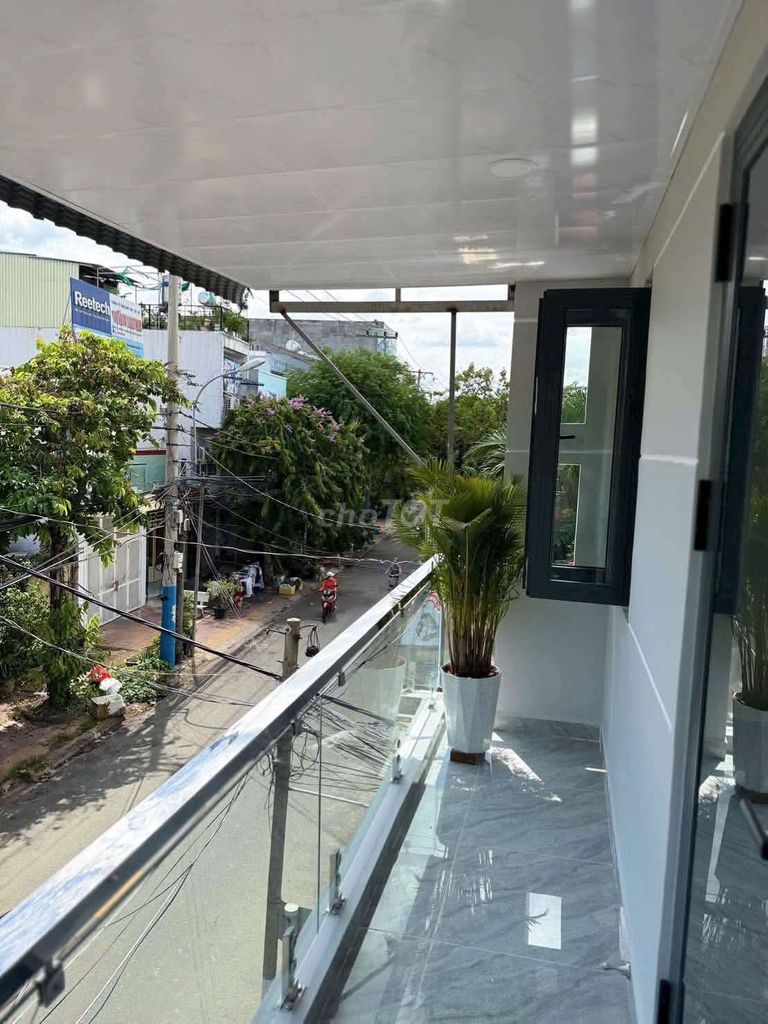 Two stories to the corner of Lucky, short-term rent, three bedrooms, two toilets, clean house.